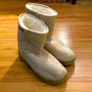 Emu Ridge Unisex classic leather/suede light tan boots. Sized Men’s 9/women’s 10